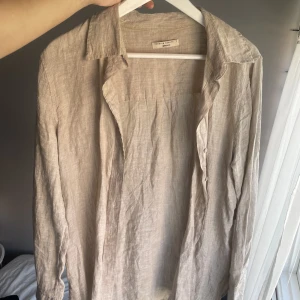 Linneskjorta  - Beige linneskjorta från ginatricot, från deras premium quality serie 🤩