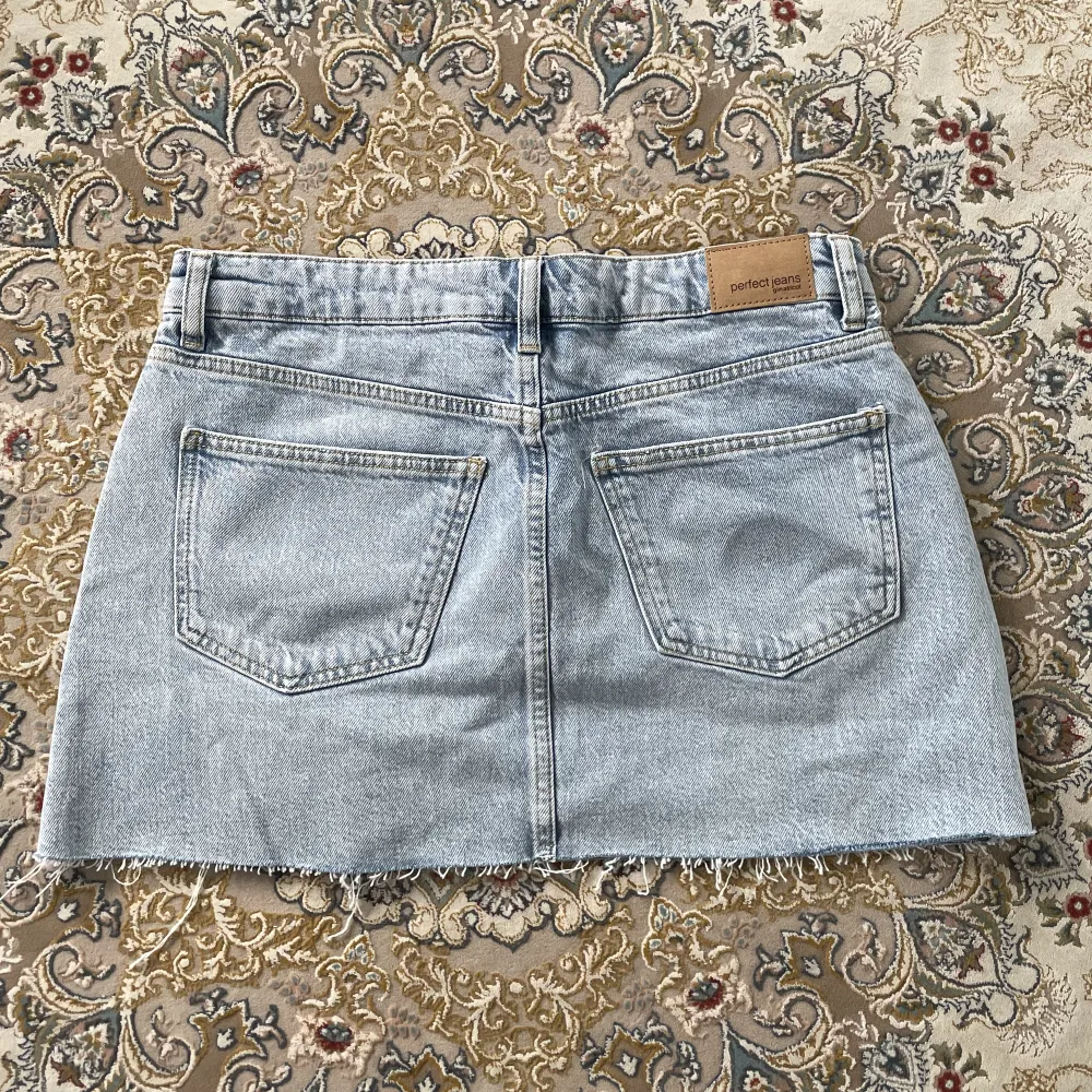 Jeans kjol från Ginatricot  Highwaist, aldrig använd.  Storlek: 38. Kjolar.
