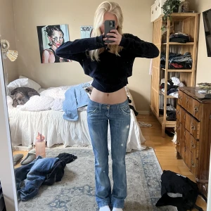 Lågmidjade jeans  - Lågmidjade bootcut jeans🖤Midjemått 38 cm och innerbenslängd 82 cm