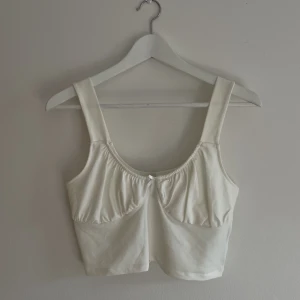 Vit topp - Jättesöt vit topp. Helt oanvänd 