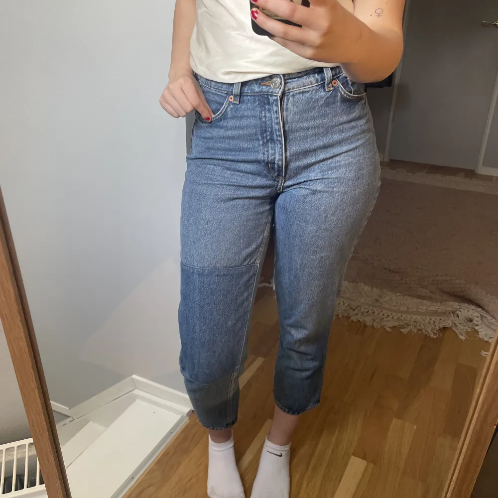 Blå jeans från monki i storlek 26. Använde mycket förut, men tyvärr inte längre ❤️. Jeans & Byxor.