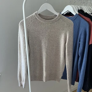 Stickad tröja  - Stickad tröja, nypris 350kr. Storlek s men väldigt liten. Fint skick!