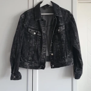 Jeansjacka - Svart, stentvättad jeansjacka från Divided. Som ny. Djur- och rökfritt hem. 