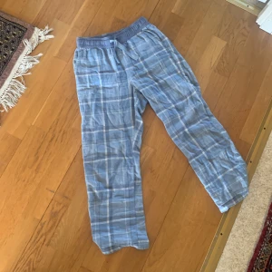 Blåa mjukis byxor  - Säljer dessa mjukis byxor för dom inte kommer till användning💗kontakta vid mer beskrivning eller bilder 