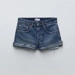 Helt nya jeansshorts med lappen kvar i stl 32 från zara. Dom har tyvärr blivit försmå för mig. Säljer 250kr skriv om ni undrar nåt!🥰