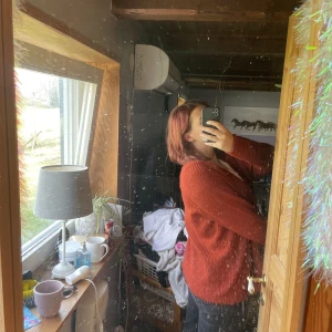 Stickad tröja med knappar  - Stickad tröja i perfekt skick har knappar till och knäppa up till hälften 