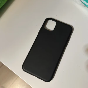 iPhone 11 svart skal - Ett helt vanligt svart iPhone 11 skal som inta har några skador jag kan hitta! Den är inte så använd men billig ändå! Vet inte bart ifrån men basic liskom! Kontakta gärna mig❤️