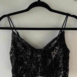 Glittrig topp - Glittrigt linne från amisu, använt någon nyår men inge mer än det. Sitter snyggt och är i fint skick, får bara ingen användning för den. 