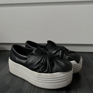Skitcoola platform sneakers  - Platåskor i väldigt bra skick då de bara är använda 3 gånger. Har tyvärr bara stått i skåpet. Går ej att få tag på längre. 