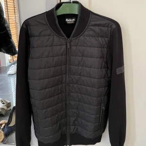 Barbour cardigan - Säljer min Barbour cardigan. Skicket är 10/10 knappt använd, grym vår och höst jacka. Nypris 1899