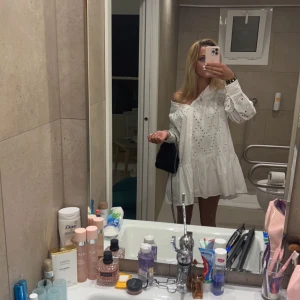 Zara klänning  - Hej! Säljer min jätte fina klänning ifrån zara. Endast provad lappen sitter kvar 💕😊