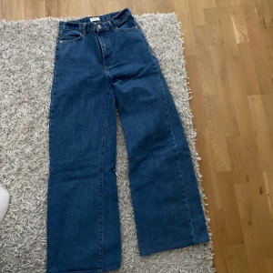 säljer dessa super fina jeans ifrån lindex,  - dom är uppsydda men kan enkelt sprättas ner om dom ska bli längre, passar mig perfekt som är 1.70