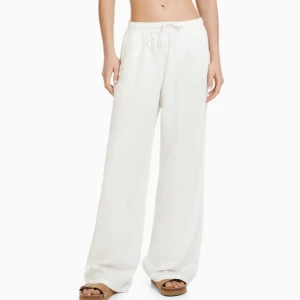 Linnebyxor - Säljer ett par linnebyxor då jag inte får användning av dom. Strl Xs/ s (lite större i storleken) De är i väldigt bra skick och använda ett fåtalgånger. Färgen är vit/beiga💗