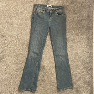Low Waist Zara Jeans - Skitsnygga ljusblå low waist jeans från zara i storlek 36. Endast använda fåtal gånger, säljer då de inte kom till användning. Skriv vid intresse, köparen står för frakten🤍🤍