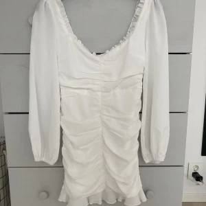 Vit klänning - Fin vit klänning som köptes från Nelly för ca 1,5 år sedan. Använd två gånger, på skolavslutning och konfirmation🥰Hittar den tyvärr inte på hemsidan längre, köparen står för frakten🥰