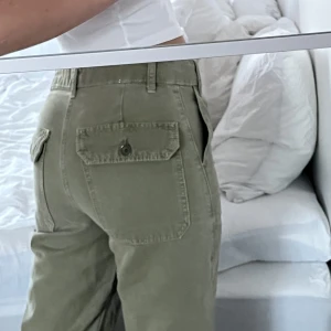 Cargo pants  - Relaxed cargo pants i olivgrönt. 💋 Kommer sitta loosefit på någon med storlek xs. Jag är 174cm, om man vill att byxorna ska gå till marken bör man vara 170cm eller under. ✨ Säljer eftersom jag växt ur dem.