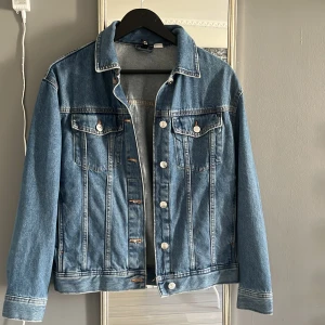 Jeans jacka ifrån H&M - En blå jeans jacka från H&M helt perfekt inför sommaren. Använts fåtal gånger och därav inga defekter.💙😇