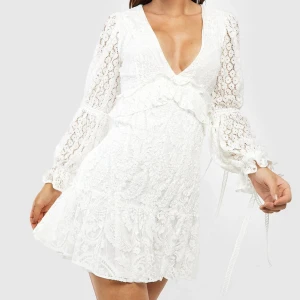 Vit klänning  - Jag säljer denna fina student/sommarklänningen där den är heeelt slutsåld!  (modellen bär strl 38)