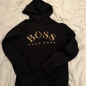 Hugo boss hoodie - Hugo boss hoodie guld. Säljes då den inte kommer till användning. Str M.