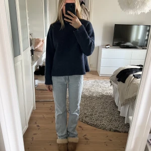 Low waist straight jeans - Skitsnygga lågmidjade raka jeans från carlings, väldigt bra skick! Passar mig som är 170 och brukar ha 34 i byx storlek!🫶🏻