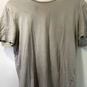 Vit T-shirt  - En smutsvit T-shirt passar till både killar och tjejer. Använt i bra skick. Kan skickas med frakt, Swish betalning. 