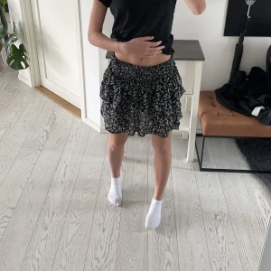Volangkjol - Säljer denna fina blommiga volangkjol då den ej kommer till användning längre.💕 den är använd 1 sommar och i jättebra skick. Den kommer från Kappahl💕 skriv för flera bilder och köparen står för frakten