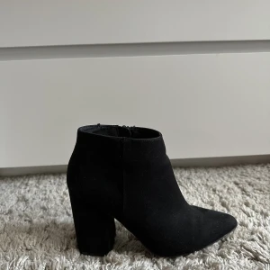 Klackar - Svarta klackar från H&M. Stolek 37. 💞💗💕💓