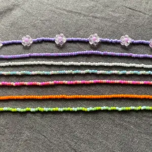 Handgjorda halsband som jag gör själv och som är perfekt till sommaren med alla dessa fina färger. Görs på beställning så man kan själv välja vilken/vilka färger man vill ha. Det finns fler färger än på halsbanden på bilden.🌸 frakt tillkommer på 15 kr🌸