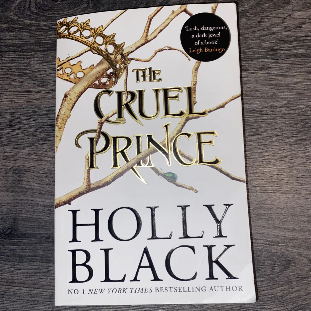 The Cruel Prince av Holly Black, omslaget är slitet se bild 1,2.. Övrigt.