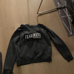 Snygg Hoodie - En snygg och jätteskön hoddie från Gina tricot. Står storlek L men det är för den som croppad, jag skulle säga M croppad. Jag har dock använt den som ”vanligt” och är XS/S.   Ett hål på ena ärmen finns, detta är lätt årgärdat men därav låga priset. 
