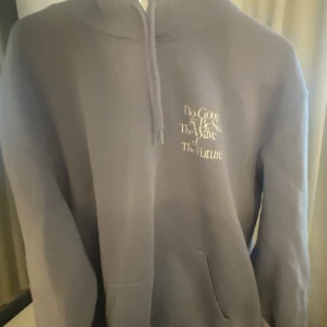 Hoodie - En fin hoodie från H&M! Jag har ej använt den mer än 1-2 gånger. Så säljer den för att jag ej använder🌸