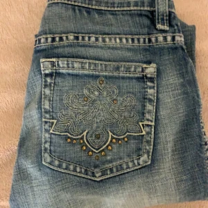 Låg midjade jeans - Super lång midjade jeans från Esprit med fina fickor