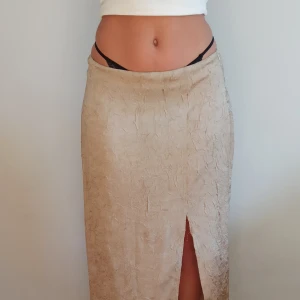 Lågmidjad sommarkjol - En skön och mjuk sommarkjol som är del av ett set tillsammans med en skjorta som jag också säljer här på plick! Köper du båda får du såklart rabatt 💗   En liten tråd har gått upp bara, men det är busenkelt att laga (jag kan göra d på begäran<3) 