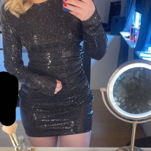 klänning - en av mina favoritklänningar men den passar tyvärr inte längre💗💗