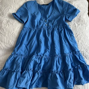 Blå klänning  - Så fin blå klänning från zara. Storlek XS. Jättefin nu till sommaren! Köparen står för frakt💕