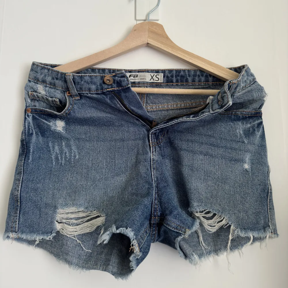 Perfekta jeansshorts till sommaren i strl xs, köpta för ungefär ett år sen🌸. Shorts.