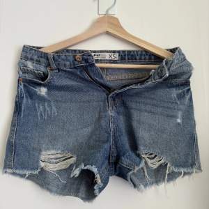 Perfekta jeansshorts till sommaren i strl xs, köpta för ungefär ett år sen🌸