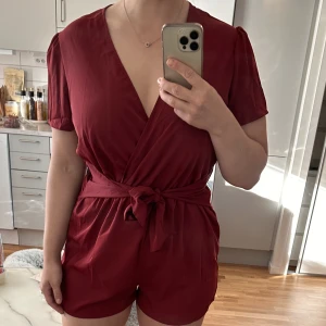 Oanvänd playsuite  - Snygg playsuite. Mer info på sista bilden. Är helt oanvänd! KOLLA GÄRNA IN MINA ANDRA ANONSER, DET MESTA ÄR HELT OANVÄNT 🥰