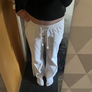 Roxy linnebyxor  - Roxy linnebyxor storlek M. Fint skick. Köpt på plick förra sommaren, säljer då jag inte gillar hur dom sitter på mig. För referens är jag ca 167
