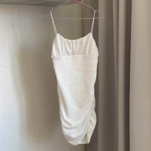 Vit klänning från SHEIN i storlek L. Aldrig använd, endast tvättad och testad! Nypris 149kr