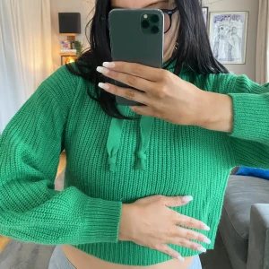Grön stickad hoodie 🔋🔋🔋 - Så fin stickad grön stickad hoodie från H&M!!!! Använd Max 3 gånger 🧼🧼🧼