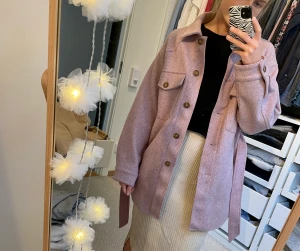 Zara kappa - Kappa från Zara, lila.  200kr. Lite ocersized i passformen!