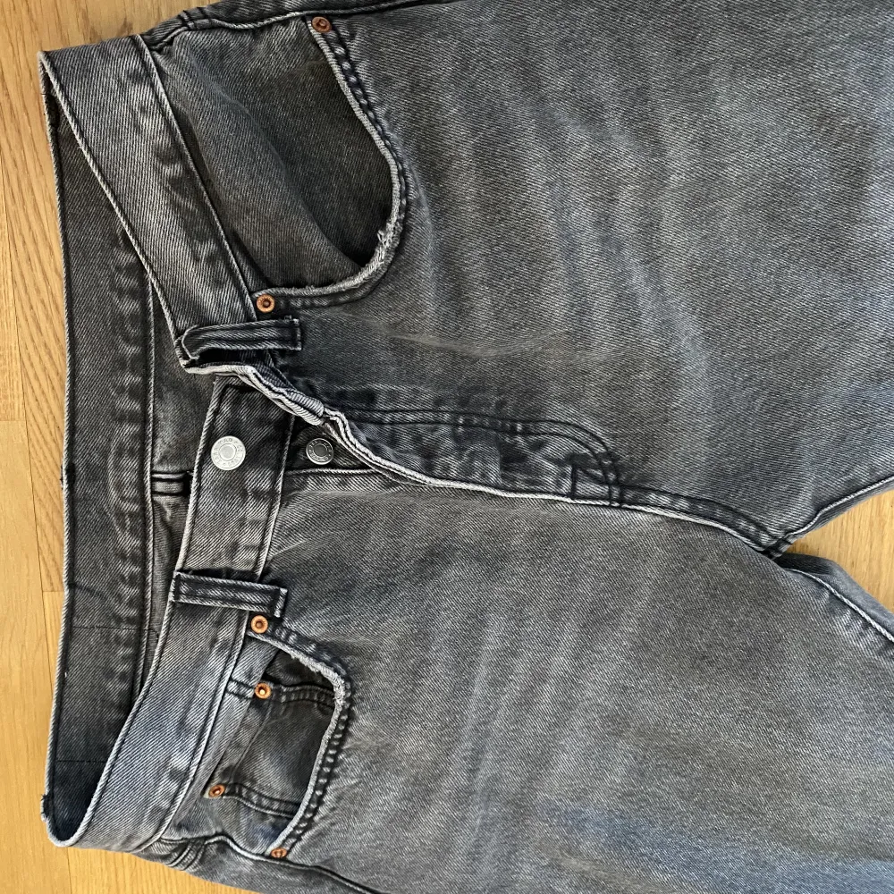 Näst intill oanvända Zara jeans i lätt mörkgrå tvätt, perfekt till sommaren. Strl 40, kan ses som ungefär 31/32. Jeans & Byxor.