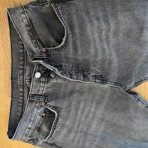 Näst intill oanvända Zara jeans i lätt mörkgrå tvätt, perfekt till sommaren. Strl 40, kan ses som ungefär 31/32