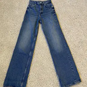 Högmidjade raka zara jeans i nyskick. Storlek 34. Benlängd 84 cm. Nypris 39€ (ca 450kr) men säljer för 100kr.