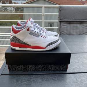 Knappt använda Jordan 3 Fire Reds. Skick 9.5/10. Storlek 43. Nypris 2700kr. 