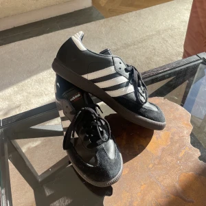 ⭐️ Adidas Samba ⭐️ - Säljer mina fantastiska Addidas Sambas i nyskick!💓 säljer då de aldrig kommit till användning!  storlek 40,5 men känns som 40! 