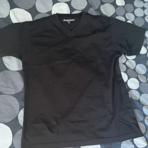 T-shirt  - T-shirt från dressman, alltså herrmodell. Sitter perfekt som en oversized T-shirt. V-ringad. Sitter oversized på mig som brukar ha S-M på t-shirts från damavdelningen. Oanvänd