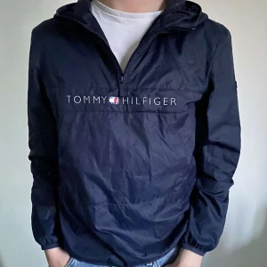 jacka - Anorak i polyester från Tommy Hilfiger, sitter bra på mig med S/M.