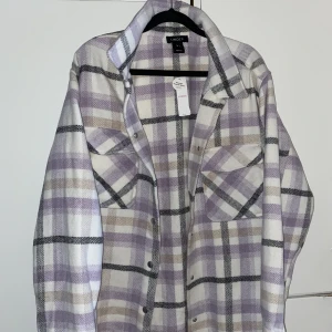 Rutig skjortjacka - ALDRIG använd prislappen finns kvar, super fin och mysig! Perfekt till våren eller sena sommar kvällar